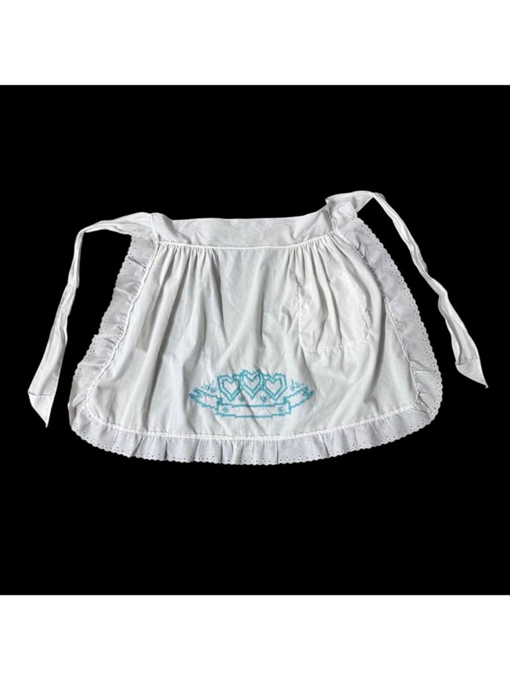 Vintage White Apron Aqua Blue Embroidered Hearts Pocket Eyelet Ruffle Trim - Picture 2 of 6